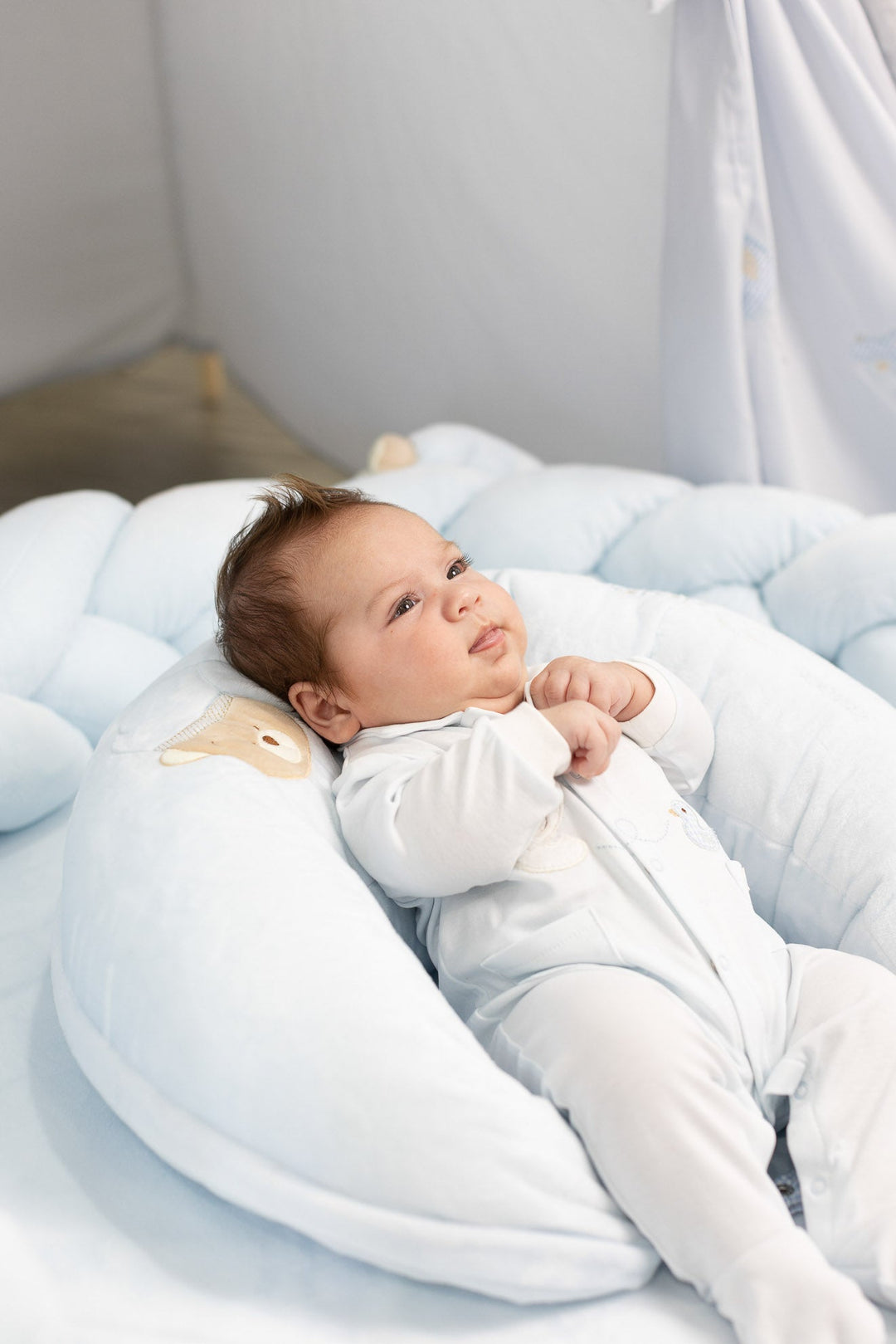 THE ULTIMATE NURSING & LOUNGE PILLOW: ONE PILLOW FROM PREGNANCY TO BABY'S FIRST MILESTONES