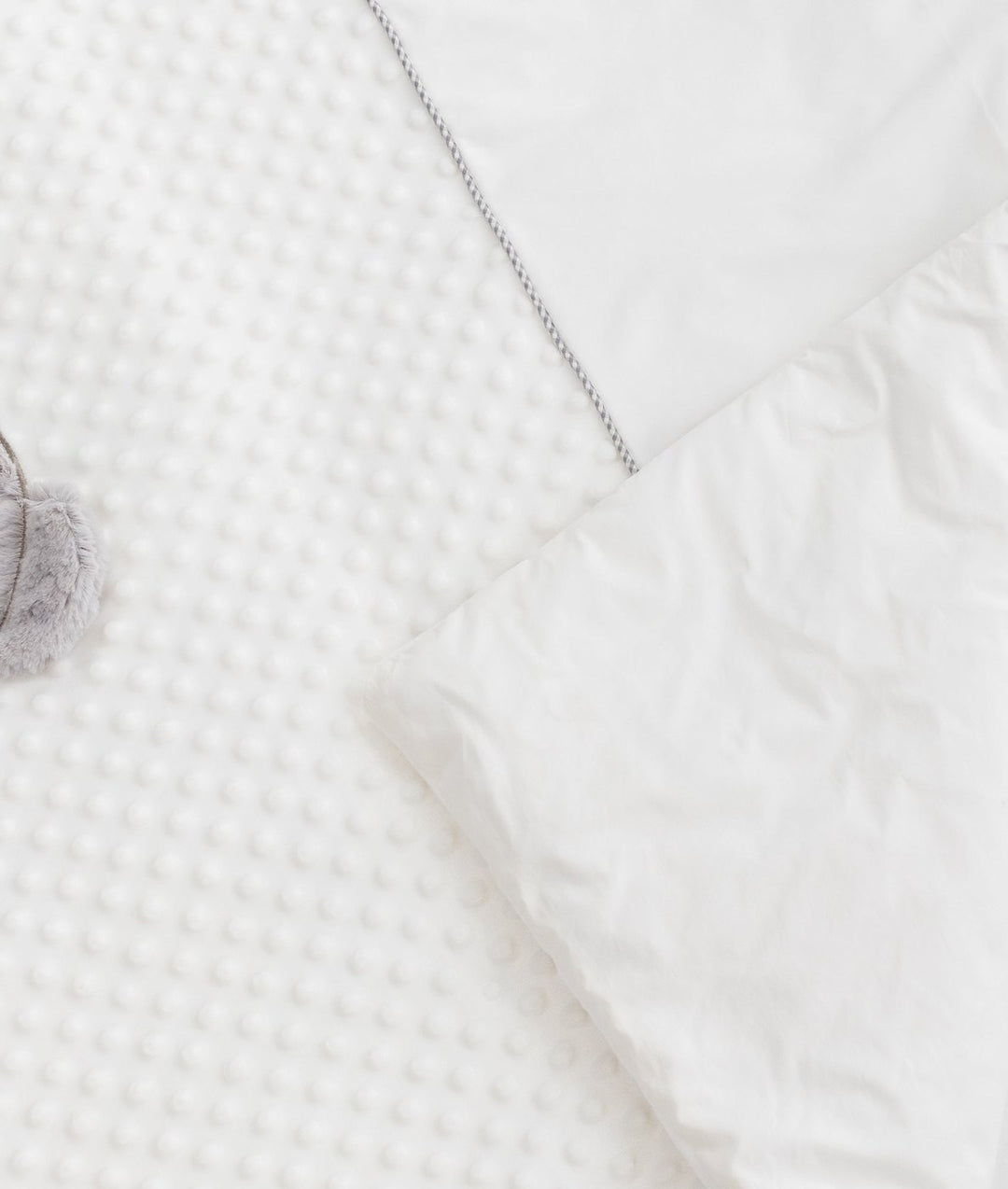 White bubble quilt reverse side and grey seam binding detail