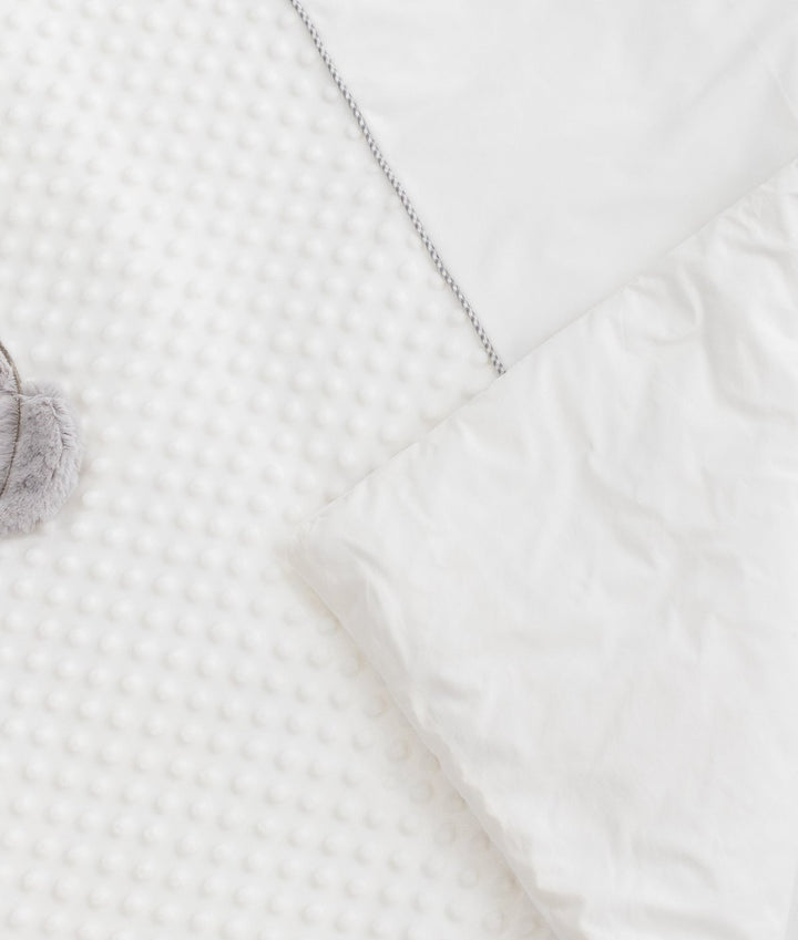 White bubble quilt reverse side and grey seam binding detail