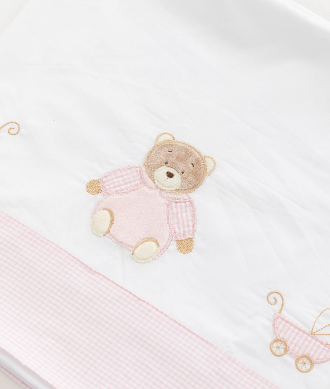 Flat sheet for cot in white and pink